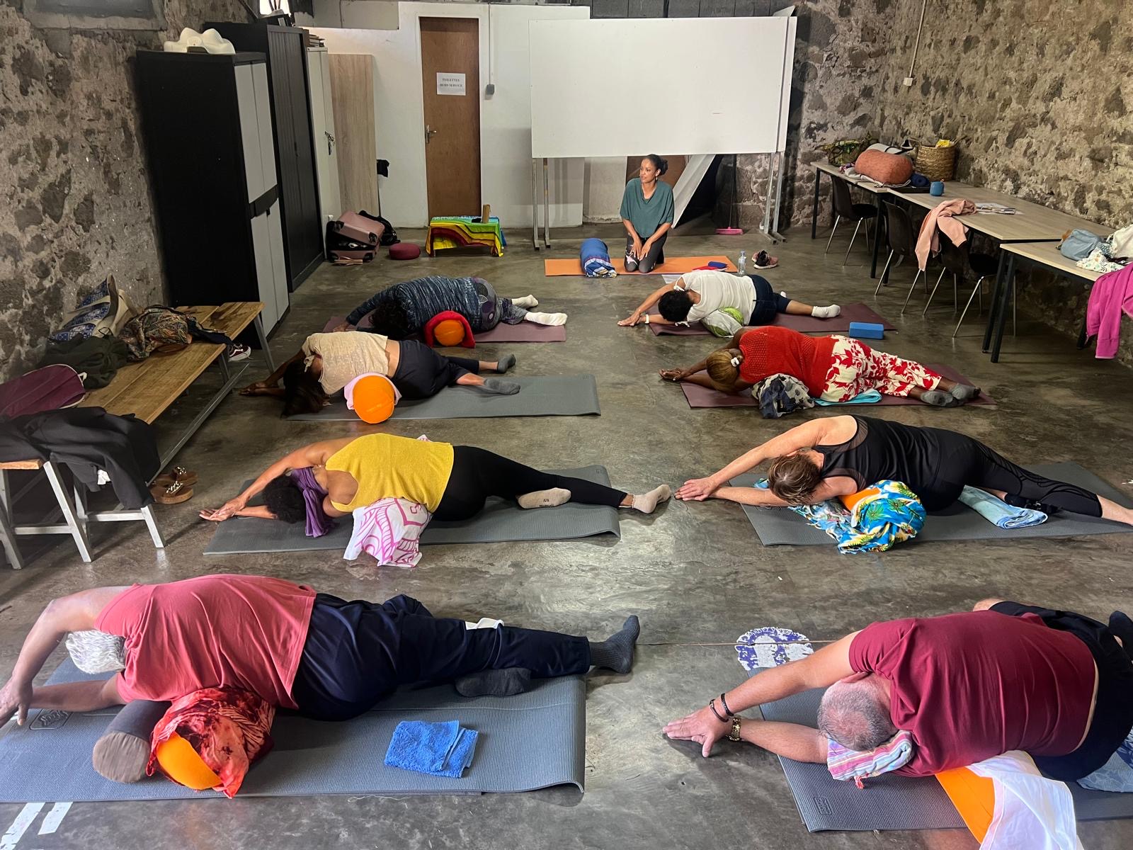 Séance de yin yoga en groupe